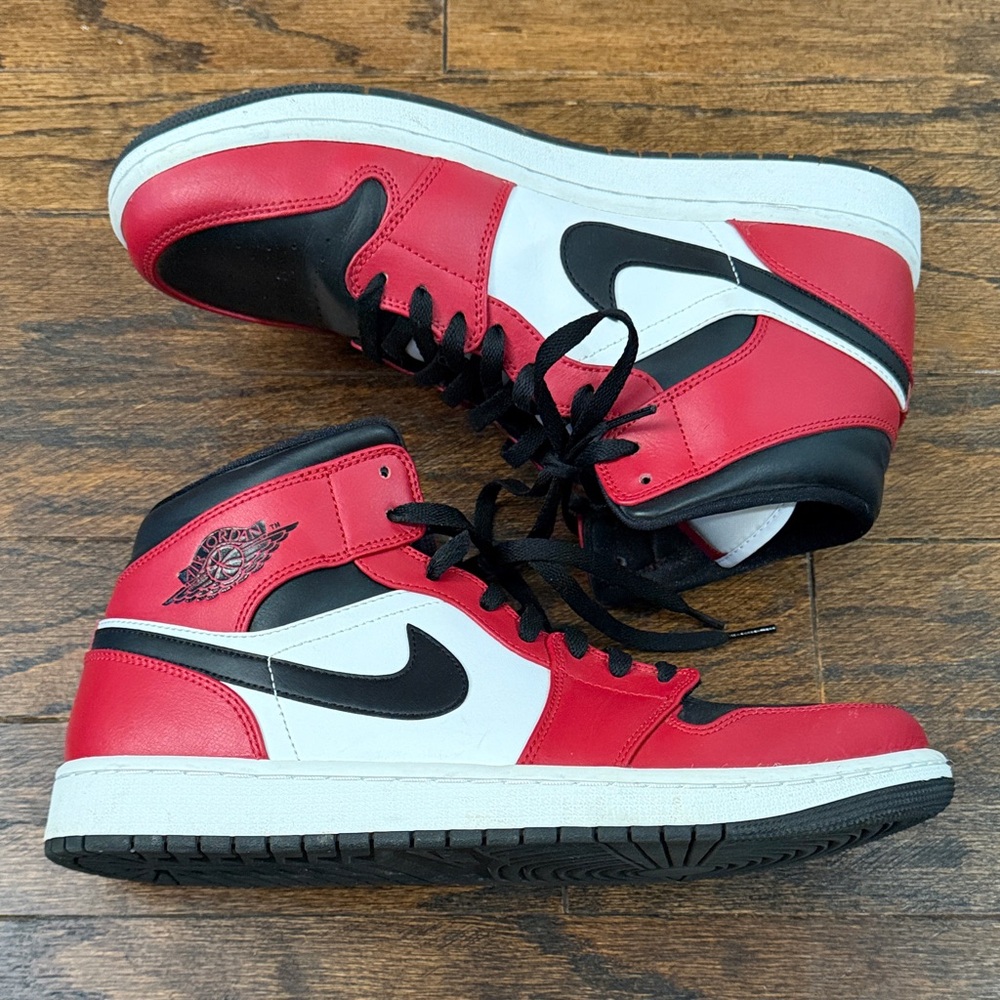 Nike Jordan 1 Retro basketball Black and Red Mid Sneakers - Picture 3 of 8